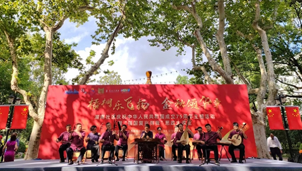 梧桐树下品味金曲飞扬，湖南街道思政大课堂在襄阳公园开公开课啦