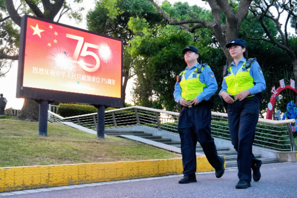 黄浦江畔灯光璀璨喜迎国庆，浦东警方为游客出行筑起安全防线