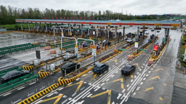 国庆假期首日，G1503高东收费站迎来客流高峰