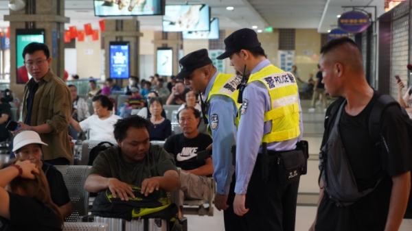 “黄金周”上海火车站客流高位运行，静安警方多措并举保障安全