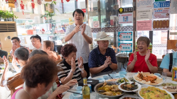 中国式现代化奋进者｜“看到别人有困难，总忍不住‘管闲事’”——新旺美食林店长俞迎春的故事