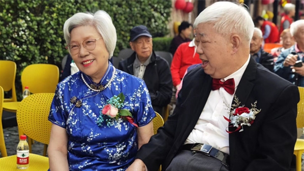 “感动上海”提名奖获得者“宝宝阿姨”又办重阳宴，还为5对金婚老人和一对环卫夫妻拍摄纪念照