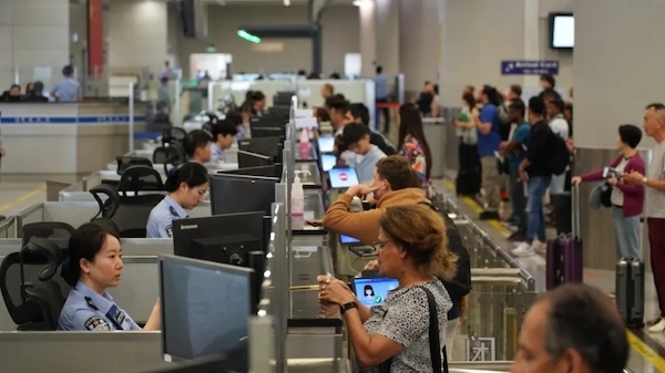 葡萄牙等四国免签新政试行，浦东国际机场口岸迎来首批入境旅客
