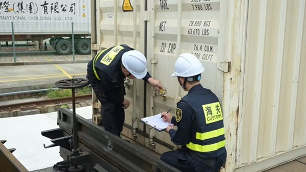 今年首列中欧班列（进博号）货物在上海通关