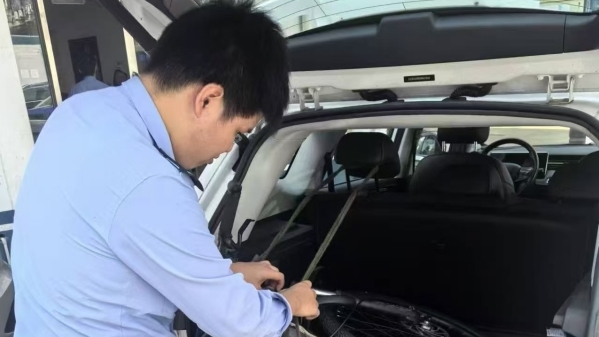 男子半夜出门散步 逛累了竟“顺”走……