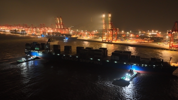 第七届进博会展品抵沪 边检开启绿色通道助力安全快速入境布展