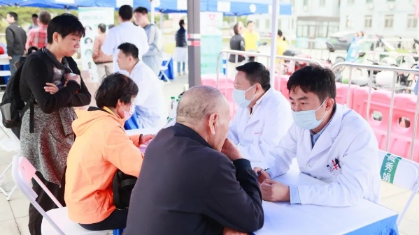第二届“义诊惠民 海归先行”活动为松江居民送上健康福利