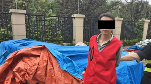 小区空地堆放的建材少了很多，原来有人一个半月内连偷11次……