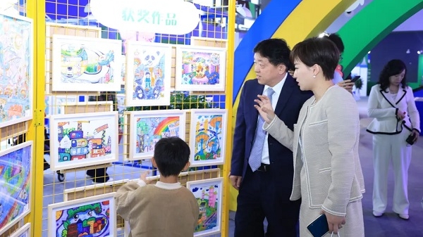 第七届“孩子眼中的未来城市”活动举办 中外儿童绘画摄影作品亮相城博会