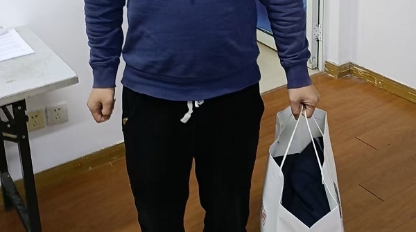 公交司机“一程一检”捡到新校服  学生家长闻讯当天领回