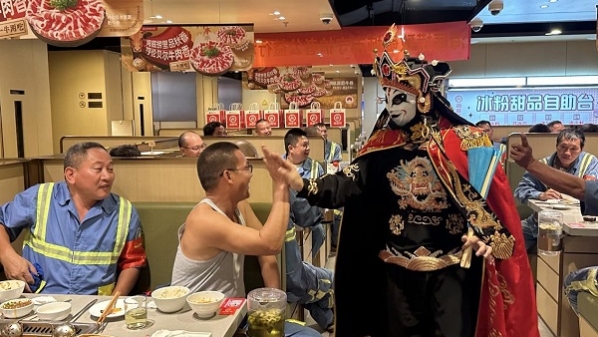 温心冬日之约 千名外卖员共享火锅宴