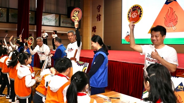 共筑安全“防火墙” 上海迪士尼进校园科普消防知识