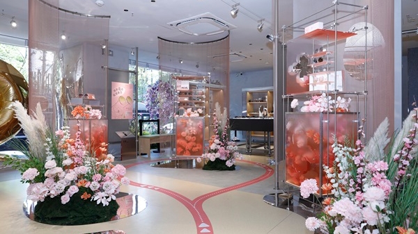 老凤祥《花语》系列艺术眼镜首次亮相吴良材新视场