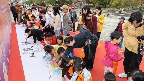 童趣绘画微旅行活动开启 孩子们画出眼里的人民城市