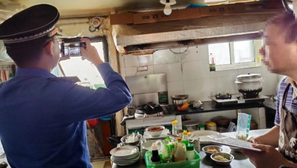 油烟扰民怎么破？奉贤城管执法与宣传并举守护“烟火气”