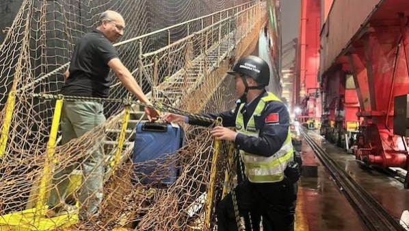 洋山口岸迎来首名持电子口岸签证登轮的外籍船员