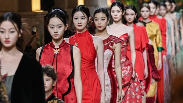 上海高级定制周启幕 发布首份City Walk地图