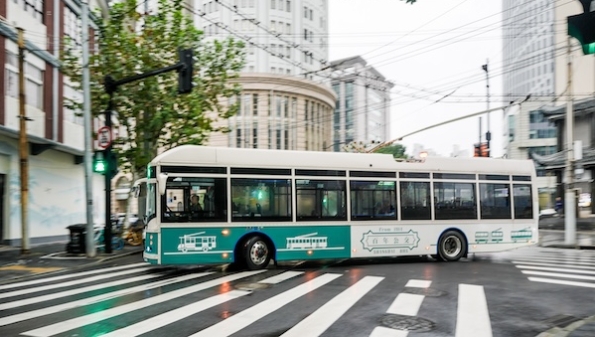 沪上公交迷为公交车定制“限量版”涂装，为“百年公交”110周岁庆生