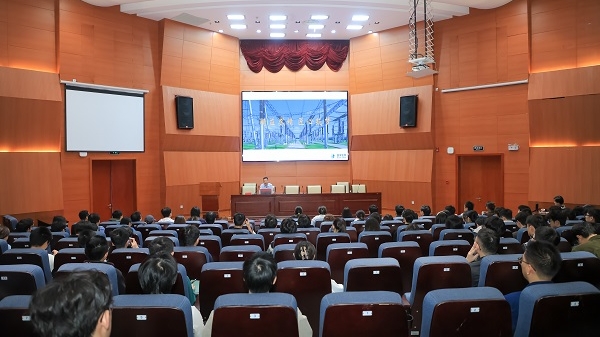 全国劳模王和杰走进大学校园：榜样力量引领学子成才之路