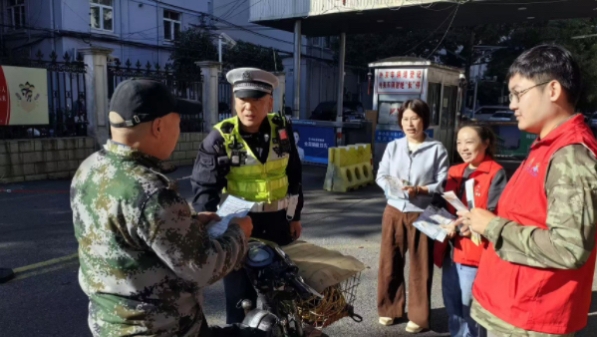 浦东交警启动交通安全主题宣传月活动，发出这个倡议！