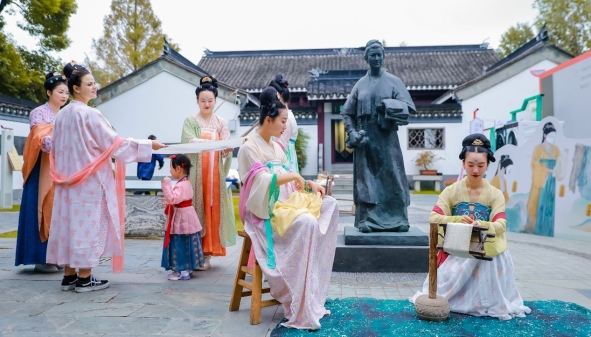 衣裳之美在华夏，中外游客打卡黄道婆纪念公园