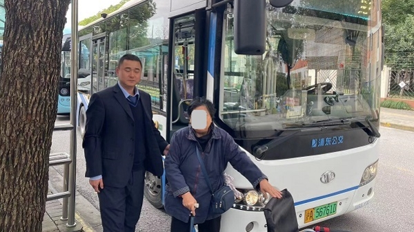 “我要见你们领导”  七旬残疾老人执意走进公交调度室