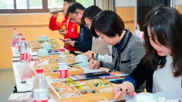 大厨拿出看家本领，为社区居民烹制“养生”盛宴