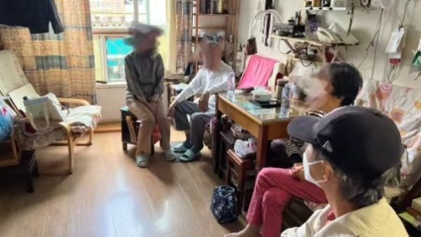 是他们，让这群老人生活重新有了光