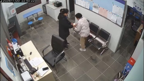 公交调度员几度出手相助  迷途老人深夜见到家人