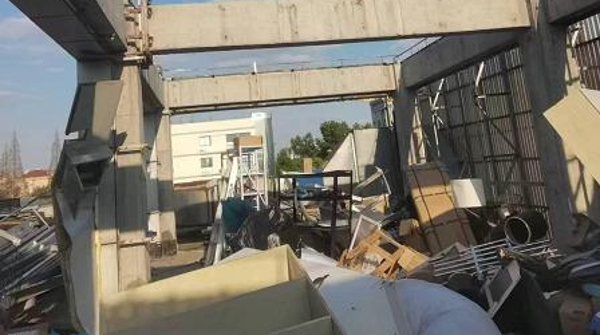 酒店顶楼违建被拆除 闵行区七宝镇拆违行动确保消防安全