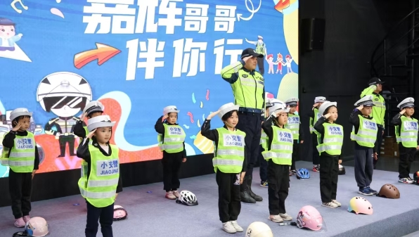 “小黄车”响起杨浦交警文明骑行提醒声