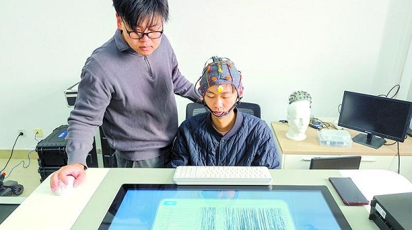 实验室的故事｜走进华理实验室，体验“全流程自适应生成式脑机接口系统”