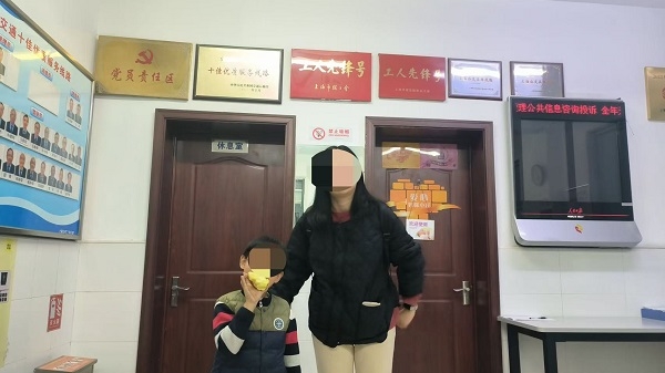 一年级小学生与外公走散独自坐公交   最终安全回家