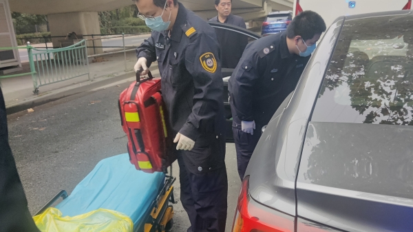 私家车司机胸痛开启双跳灯 公交人紧急救助彰显人间温暖