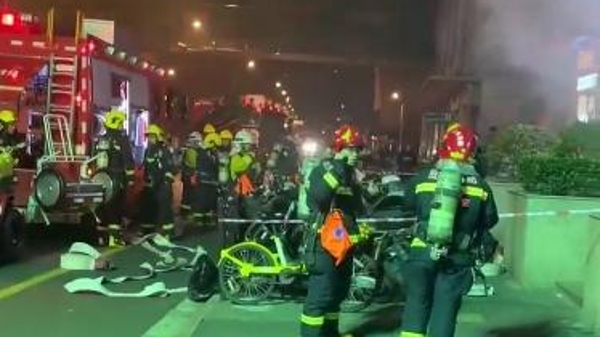 七浦路联富大厦外一门面房深夜起火 幸无人员伤亡