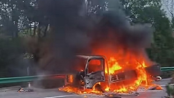 S2沪芦高速发生货车起火事故 所幸无人伤亡