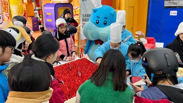 年轻人为什么爱上商超烘焙？盒马爆款草莓盒子蛋糕揭秘