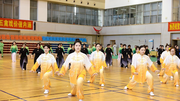 以“武”会友  2024年上海市学生阳光体育大联赛五禽戏比赛举行