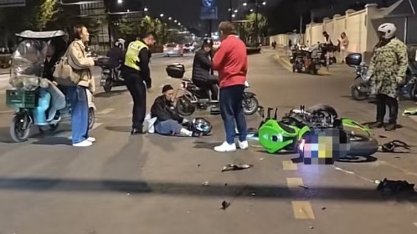 摩托车与轿车路口相撞 所幸摩托车骑手并无大碍