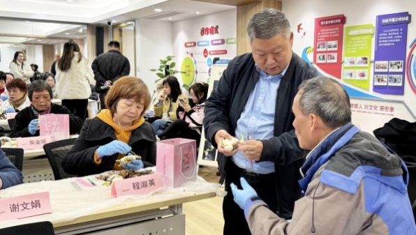 上海优秀口袋公园“镜花园”举办水仙雕刻比赛