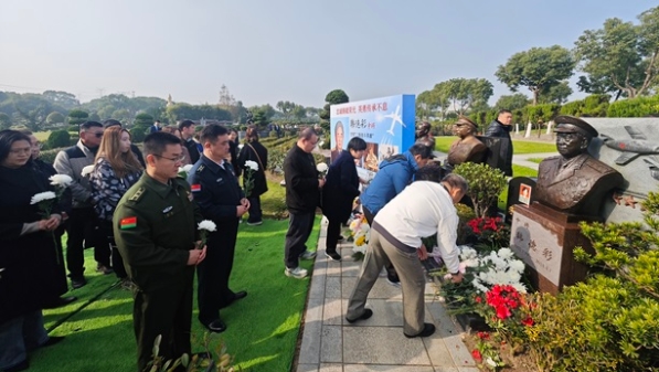 永福园举行已故老兵集体安葬仪式，“最后军营”迎来韩德彩将军