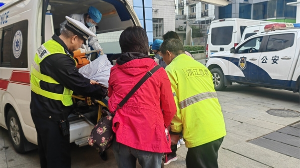 沪浙联动 松江交警疾驰60公里护送120急救车