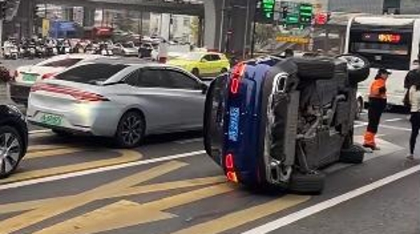 恒丰路天目中路路口奔驰车侧翻 驾驶员轻微擦伤