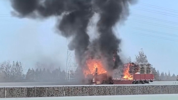 S20外环高速发生货车起火事故 幸无人伤亡