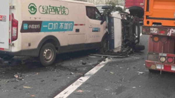 G1503近塔闵收费站发生3车事故 幸无人员伤亡