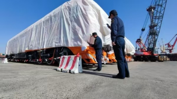 海关护航自主品牌内燃机车乘风出海
