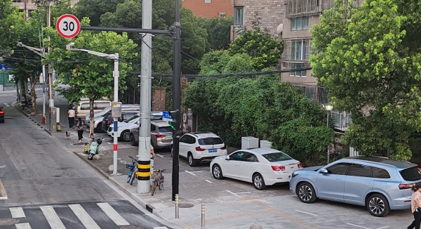 “人行道停车场”再跟踪：四个月后，物业违法停车场“岿然不动”！街道房办、城管都说管不了