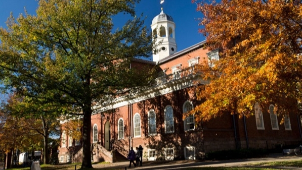 不见“特朗普”，却句句在提他...美国多所大学建议留学生提前返美