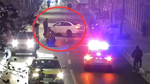 电瓶车卷入车底，警民携手紧急救援