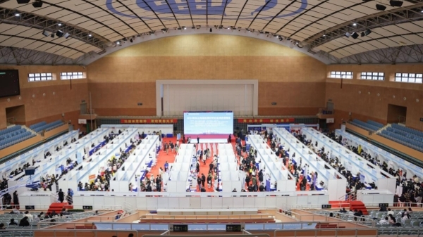 搭建精准高效供需平台 2024年长三角地区高校毕业生综合招聘会在临港举行